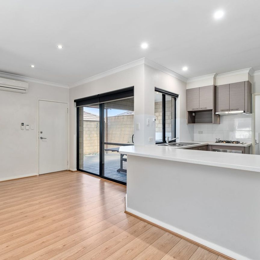 Stylish and Modern 3-Bedroom Villa for Rent - Photo 1