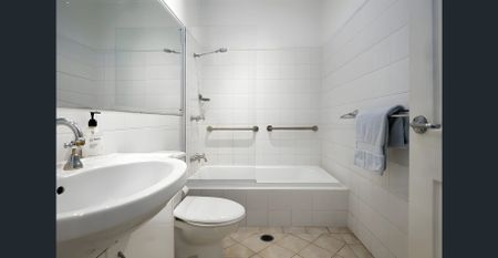 Bright Top-Floor Apartment in the Heart of Manly - Photo 3