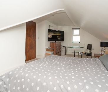 Flat 5 64 Chalk Hill - Photo 4