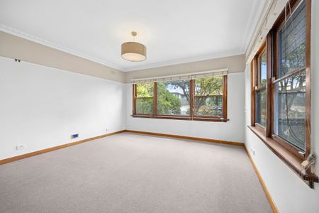 Retro Gem - Refurbished Three Bedroom Home - Photo 3