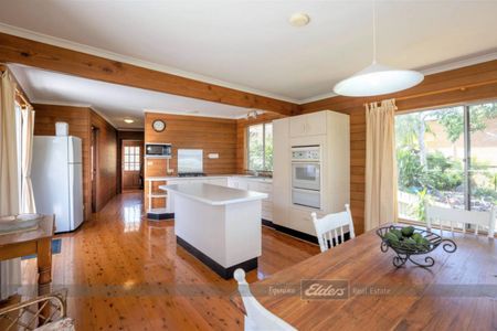 HOUSE WITH VIEWS AT GREEN POINT! - Photo 4