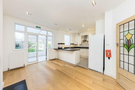 4 bedroom semi-detached house to rent - Photo 5