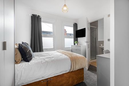 Room in a Shared House, Salisbury Road, RG30 - Photo 2