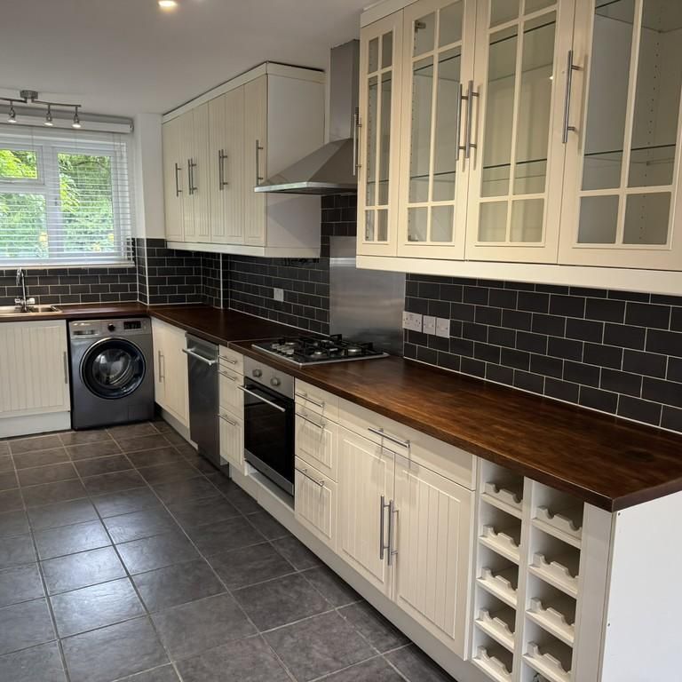3 bedroom ground floor flat to rent - Photo 1