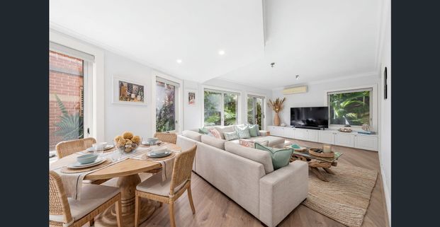 Beautifully renovated private residence with security & elegance - Photo 1