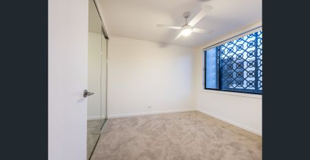 A Luxurious Modernist Haven Amidst Nature - Photo 2