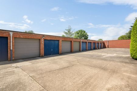 Gelijkvloers appartement (88m²) met 2 slaapkamers, gemeenschappelijke tuin en garagebox gelegen op toplocatie in Lint! - Foto 2