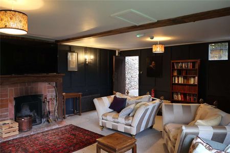 Situated in a glorious part of the South Oxfordshire countryside is this impressive farmhouse that is presented in superb order throughout - Photo 2