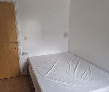 3 bedroom flat to rent - Photo 4