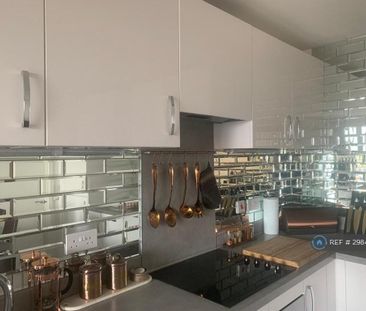 1 bedroom in a flat share to rent - Photo 5