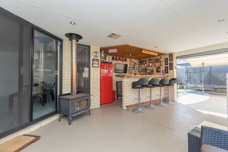 Beautiful Family Home in Baldivis Central - Photo 5