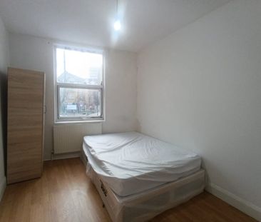 1 Bed Flat, Wick Road, E9 - Photo 3