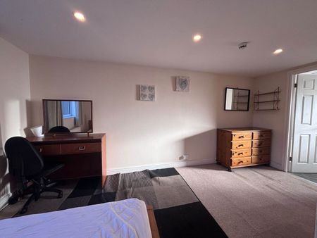 Portlands, Fairfields Avenue Bramley - Photo 2