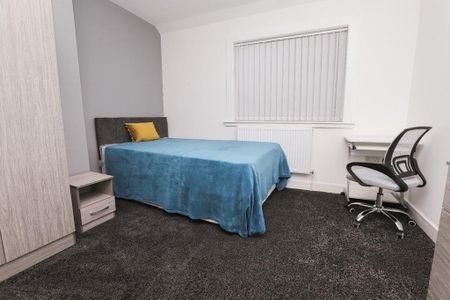 4 bedroom terraced house to rent - Photo 3