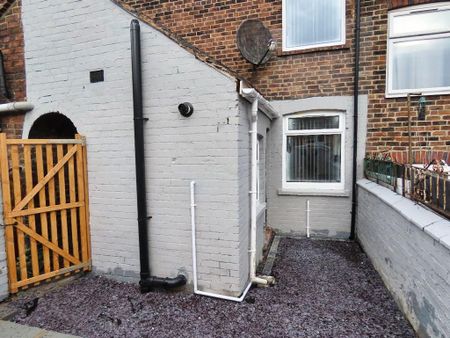 2 bedroom terraced house to rent - Photo 3
