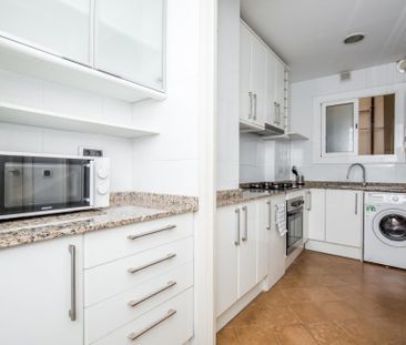 Room with single bed in Calle Valencia - Photo 3