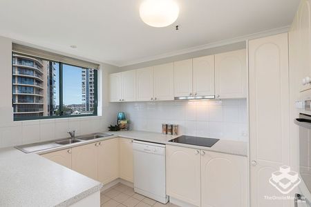 UNFURNISHED SPACIOUS 3 BEDROOM APARTMENT - Photo 5