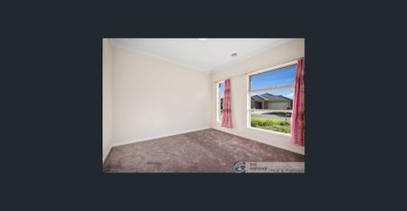 Well maintained modern three-bedroom home located in the highly sought-after Arena Estate. - Photo 3