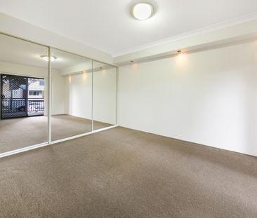 Modern Two Bedroom Unit with Air Conditioning and Gas Cooking! - Photo 2