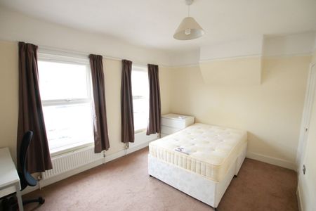 4 Bed Terraced House, Grange Avenue, RG6 - Photo 4