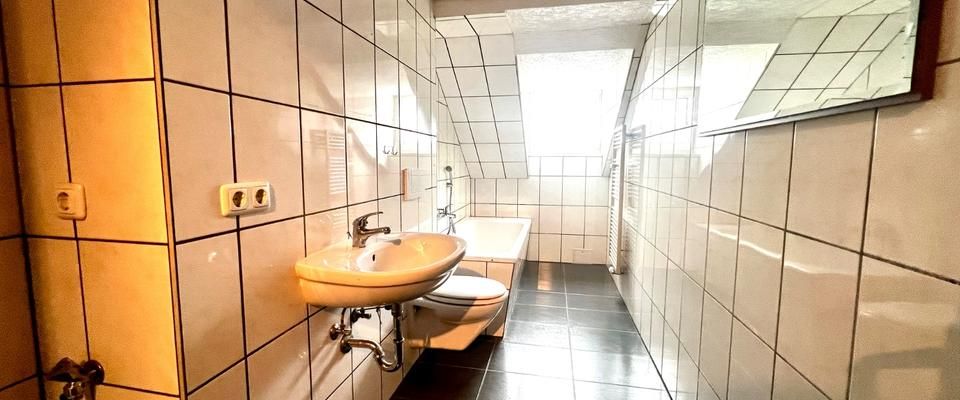 Moderne 3-Zimmer-Dachgeschosswohnung mit Einbauküche – Zentral gelegen - Foto 1