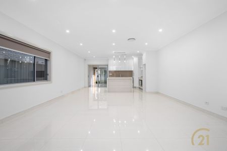 Modern, Spacious, 5 Bedroom Family Home! - Photo 4