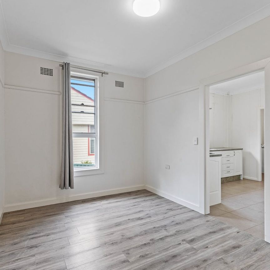 VERY CLEAN AND TIDY THREE BEDROOM HOME IN A PERFECT LOCATION ! - Photo 1