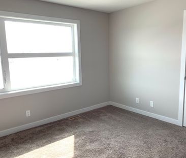 Gorgeous Pet Friendly 3-Bed Townhome in Aspen Lakes Blackfalds!! - Photo 1