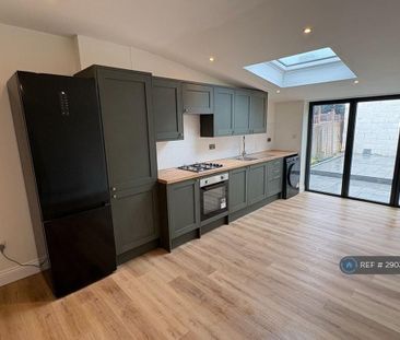 4 bedroom end of terrace house to rent - Photo 1