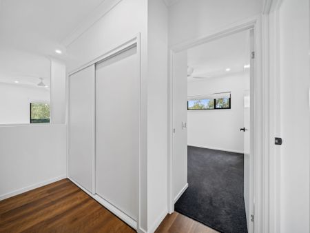 Luxury Lakeside Living - 5-Bedroom Executive Home in Murrumba Downs - Photo 4