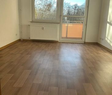Sanierte 2-Raumwohnung im 1. Obergeschoss mit Balkon in Sandersdorf ! - Foto 1