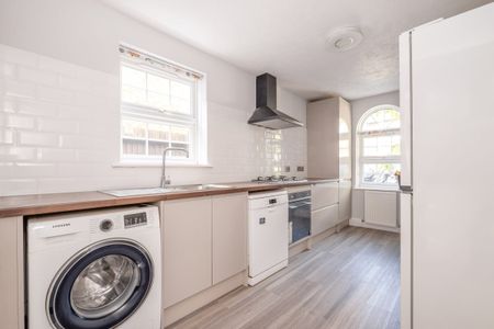 3 bedroom semi-detached house to rent - Photo 3