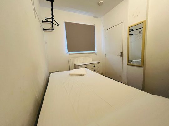 Room in a Shared Flat, Woodland Terrace, SE7 - Photo 1