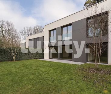 Modern 6-Bedroom Villa - Contemporary Amenities - Photo 1