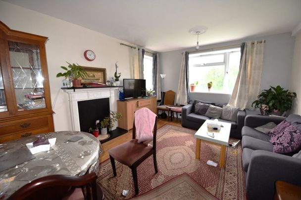 2 bedroom Flat in Whincover Drive, Leeds - Photo 1