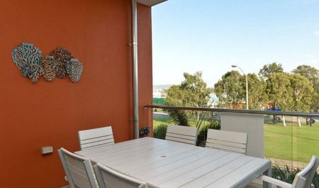 STYLISH FURNISHED APARTMENT WITH STUNNING HARBOUR VIEWS - Photo 3