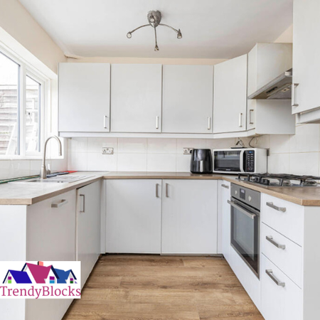 3 bedroom terraced house to rent - Photo 3