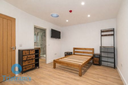 7 bed Mid Terraced House for Rent - Photo 2