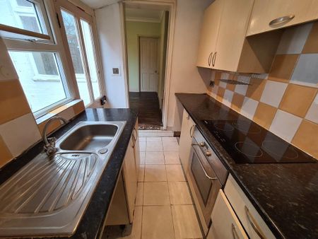 2 bedroom terraced house to rent - Photo 4