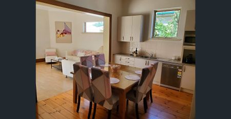 Fully Furnished Character 3 Bed Home With Double Garage - Photo 3