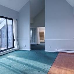 2 bedrm + Den (can be 3rd bdrm) Top Floor Apartment for rent - Photo 3