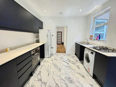 6 bedroom House To Let - Photo 4