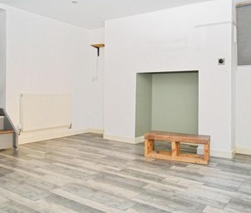 4 bedroom end of terrace house to rent - Photo 2