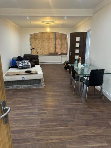 3 bedroom semi-detached house to rent - Photo 4