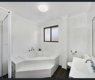 Spacious 2-Bedroom Unit – Prime Central Location - Photo 5