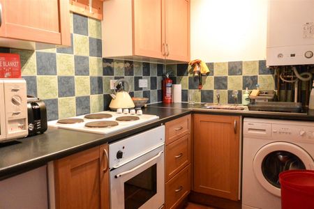 Flat 1, 63 Woodland Lane, Chapel Allerton, Leeds, LS7 4QG - Photo 3