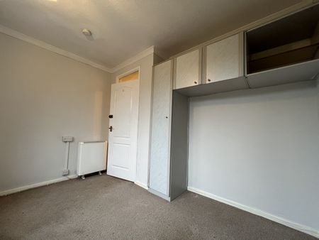 Two bedroom GROUND FLOOR flat - Photo 5