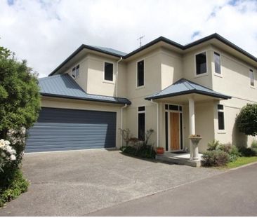 Fully Furnished and Low Maintenance Modern House - Photo 4