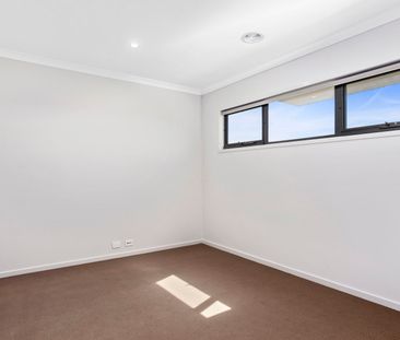 Comfort, Convenience & Contemporary Style – Your New Home Awaits! - Photo 2