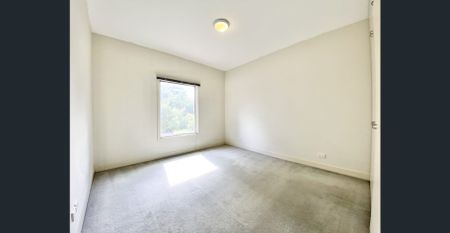 Spacious, Lots of Natural Light 2 Bedroom 1 Bathroom 1 Carpark Apartment in Carlton - Photo 3